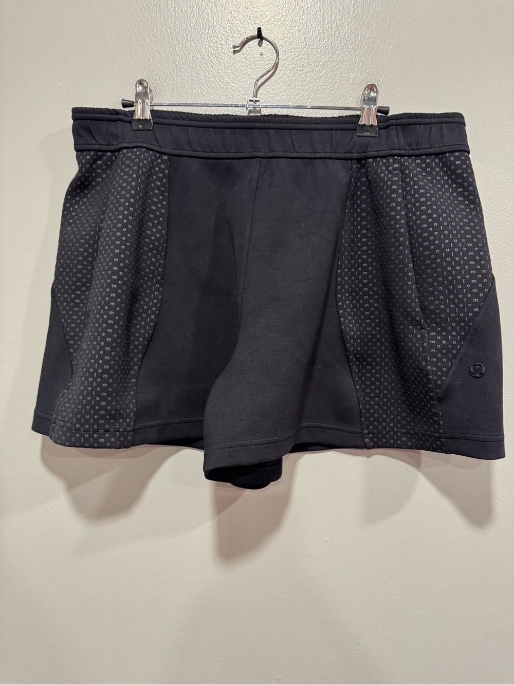 Lululemon Embossed Panel High-Rise Short 4" in Black Size Large